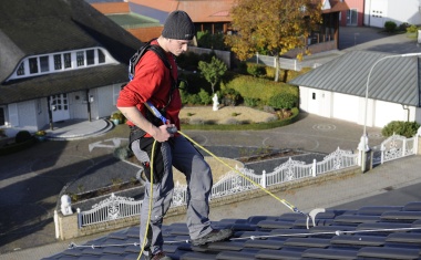 Mehr Flexibilität auf dem Steildach duch sicheren Dachhaken von ABS