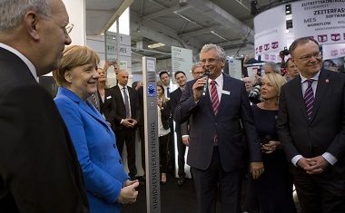 Angela Merkel besucht PCS Systemtechnik auf der Cebit