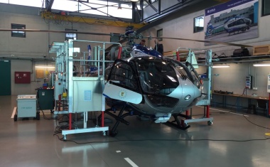 Moderne Hubschrauber-Wartung mit Zarges-Bühnen