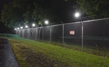 Senstar: Integrierte Lösung für Detektion und Beleuchtung im Perimeter