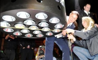 Zweibrüder stellt Weltrekord mit Riesen-Taschenlampe auf
