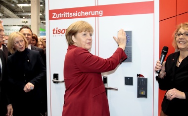 Bundeskanzlerin Merkel besucht tisoware auf der CeBIT 2013