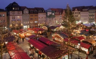 Sicherheitsdienstmitarbeiter schützen deutsche Weihnachtsmärkte