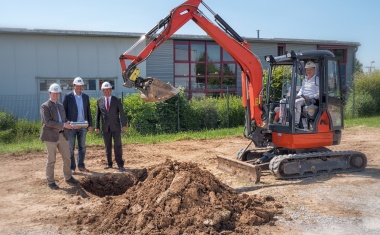 Uhlmann & Zacher: Bauarbeiten für den Anbau haben begonnen