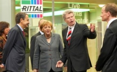 Kanzlerin Merkel im gläsernen Rechenzentrum