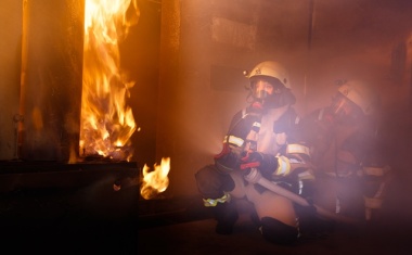 Gore stattet Feuerwehr Karlsfeld mit Schutzkleidung aus