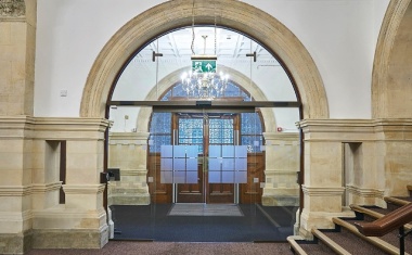 Tür- und ­Sicherheitstechnik für das Rathaus von Wakefield