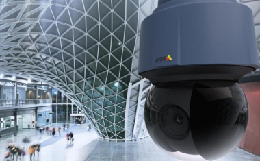 Axis entwickelt erste PTZ-Kamera mit Laser-Fokus