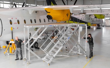 Dem Kapitän so nah - Hymer Project fertigt passgenaue Steigtechnikanlage für Arbeiten an Flugzeugcockpits