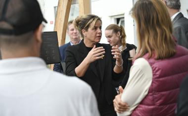 NRW-Wirtschaftsministerin Mona Neubaur besucht 5G-Forschungsprojekt beim DLR