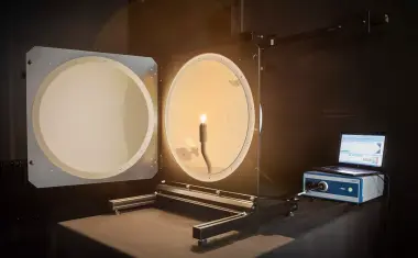 Die Gefahren von Lichtquellen, Displays und LEDs für Augen und Haut