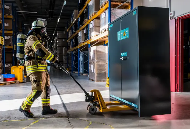 Maximale Sicherheit für die Lagerung von Lithium-Akkus: VDMA-zertifizierte Ion-Line-Schränke von Asecos folgen den neuen Standards beim Brandschutz