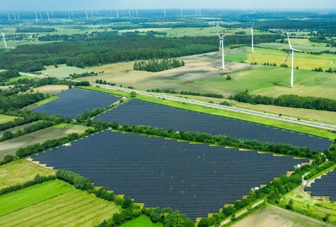 Greentech setzt auf eCliq von Assa Abloy: Intelligente Schließtechnik schützt Solarparks flexibel und wartungsarm