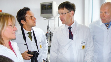 Primion-Produktionsleiter Albrecht Dietrich (rechts) gibt GIT-SICHERHEIT.de und...