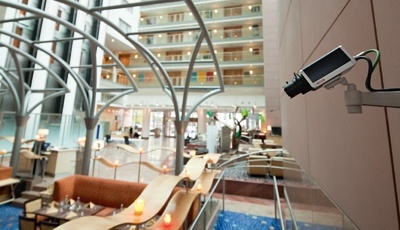 Die Lobby des Luxushotels Hilton Frankfurt wird von einer...