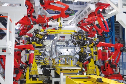 Comau-Roboter, die im gesamten Herstellungsprozess in der Automobilindustrie...