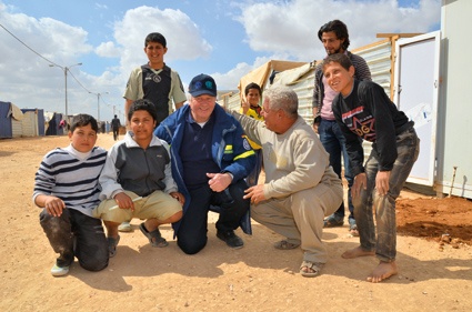 THW-Präsident Albrecht Broemme mit syrischen Flüchtlingen – Jordanien 2013