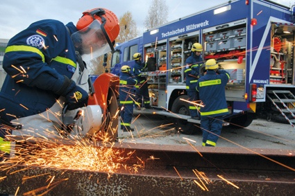 Trennschleifer des Gerätekraftwagen im Einsatz (Foto: THW)