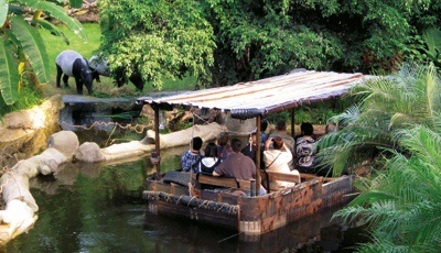 Bootsfahrt vorbei an Tapiren im Zoo Leipzig