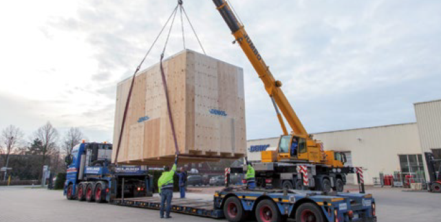 Abtransport der Klimakammer im seetauglichen Container