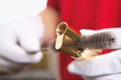 Zur Vorbereitung werden die Zylinder mit einer Bürste gründlich gereinigt