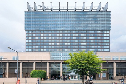 Das Bettenhaus stellt auf dem Campus der Uniklinik Köln einen alles...