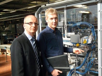 Thomas Tegethoff, Elektroingenieur der Meurer Verpackungssysteme GmbH (rechts),...