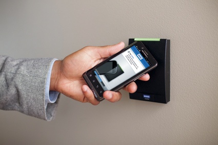 Neben Smartcards lassen sich auch Handys in das Zutrittskontrollsystem einbinden
