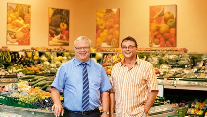 [v.l.] Edeka Supermarkt-Betreiber Bernhard Pischzan und Abus-Partner Frank Roth