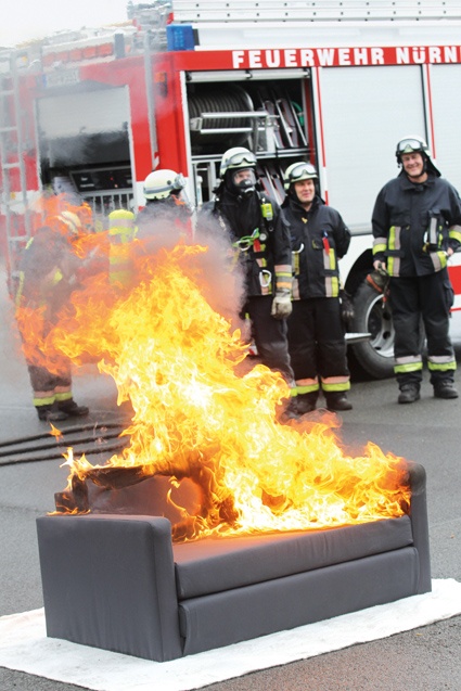 Löschversuche auf der Feuertrutz 2014