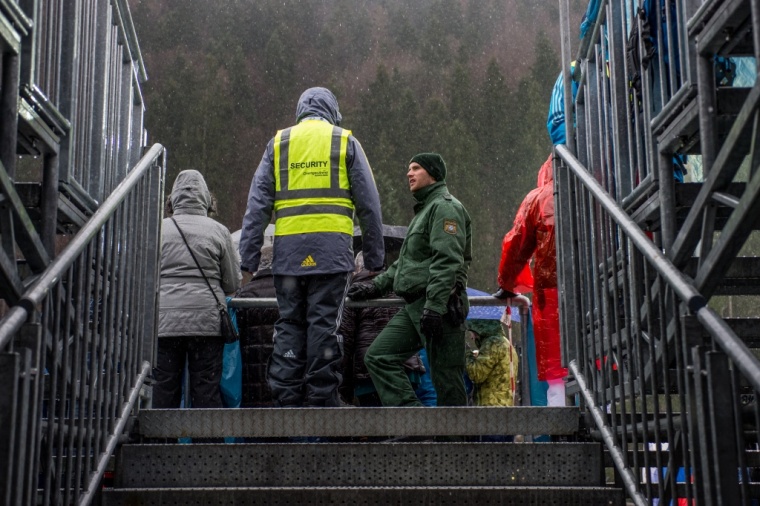 Polizei und Security auf der Tribüne der Chiemgau Arena