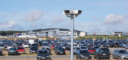 Der Parkplatz am Flughafen Billund wird mit vier Panomera-Kameras von Dallmeier...
