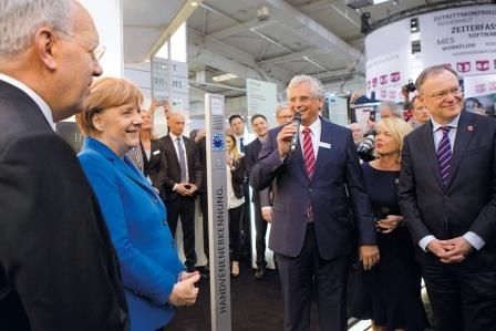 Hoher Besuch auf der Cebit: Bundeskanzlerin Angela Merkel auf dem PCS-Messestand
