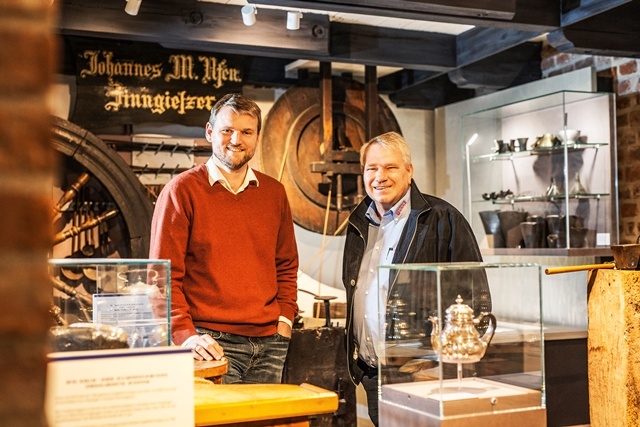 Der Direktor des Ostfriesischen Teemuseums, Dr. Matthias Stenger (links), und...