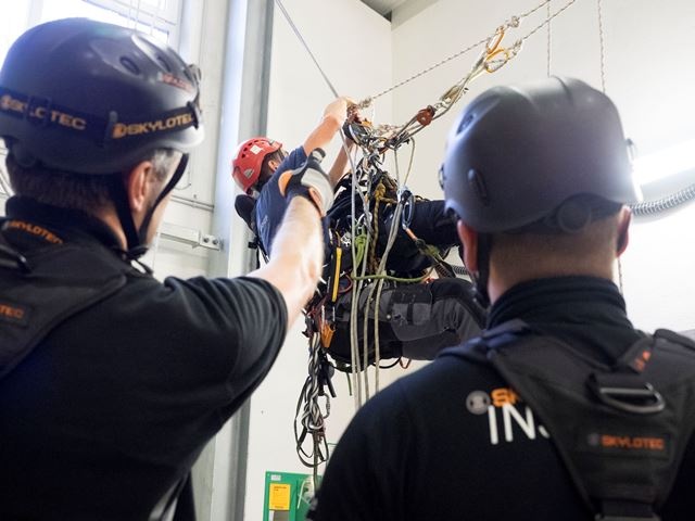 Erfahrene Instruktoren des Vertical Rescue College erklären den...