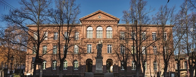 Die 1878 eröffnete Friedrich-­Realschule in Karlsruhe-­Durlach steht heute...