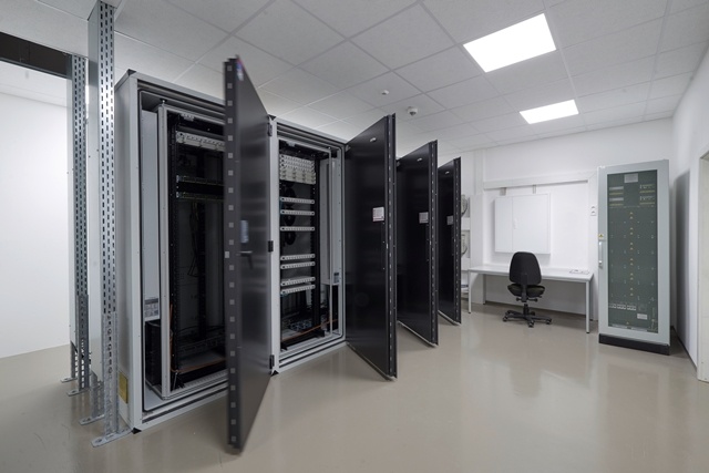 Das Rittal Micro Data Center schafft auf Rack-Ebene eine speziell gesicherte...