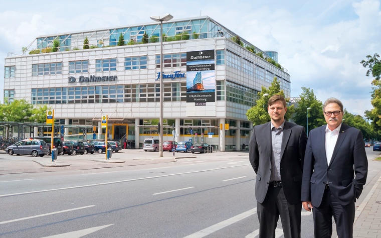Firmengründer Dieter Dallmeier mit Sohn Thomas Dallmeier vor der Zentrale in...