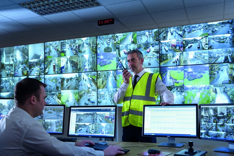 Großbildsystem mit Steglos-LCD Displays im CCTV Kontrollraum in Calderdale,...