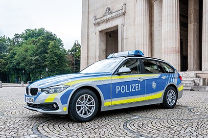 Ein Streifenfahrzeug der Bayerischen Polizei im neuen blauen Design