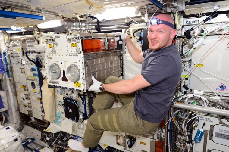 Biolab: Alexander Gerst bei einem Experiment. Foto: ESA/NASA