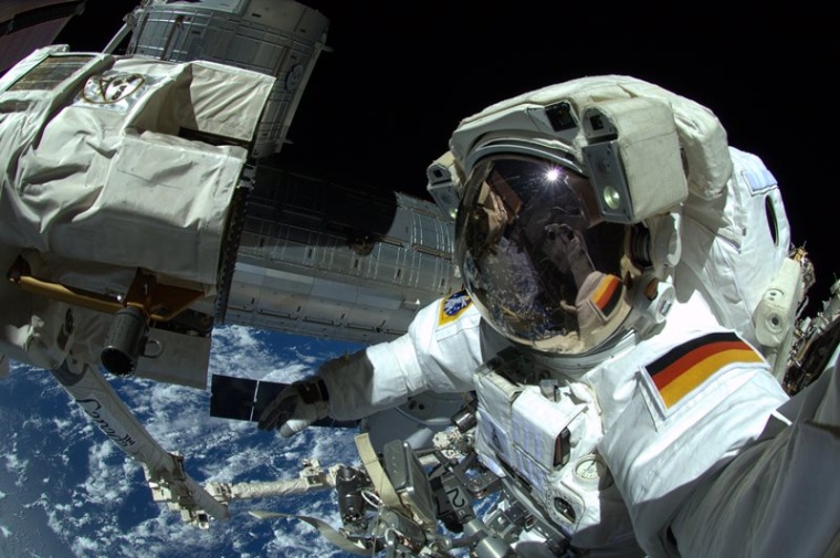 Alexander Gerst mit Selfie beim Außeneinsatz. Foto: ESA