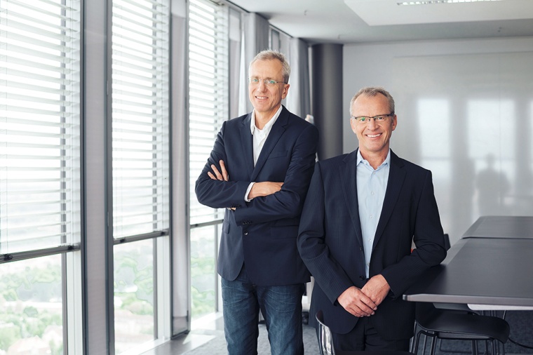 Die SimonsVoss-Geschäftsführer  Ludger Voss (links) und Bernhard Sommer