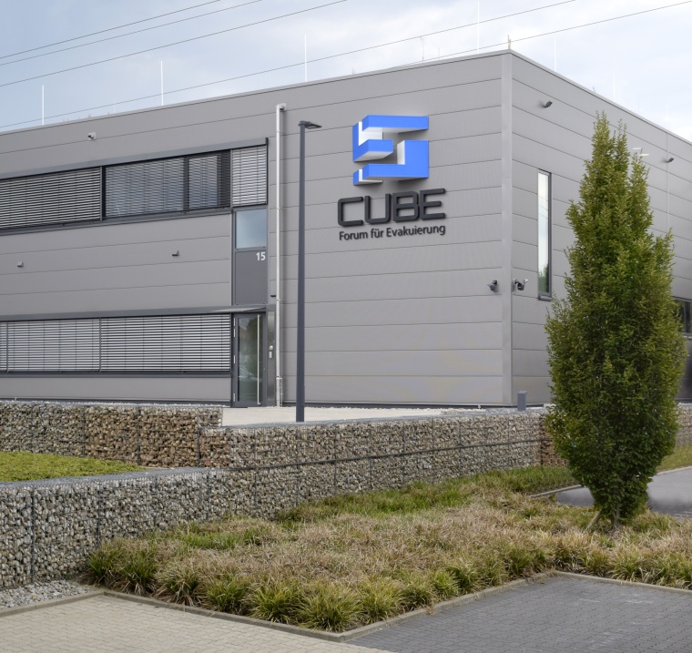 Das „Cube – Forum für Evakuierung“, zweistöckiges Büro- und...