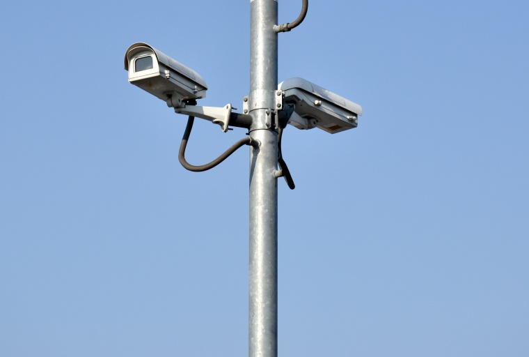 Mit dem Verkabelungssystem PE-Light können Überwachungskameras via Glasfasern...