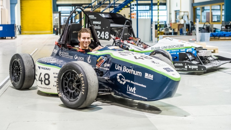 Das selbstgebaute Fahrzeug des Studenten-Teams des „Rub Motorsport“-Vereins...