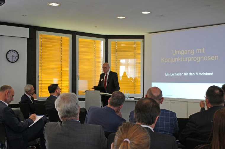Prof. Dr. Andreas Brandt von der Fachhochschule der Wirtschaft (FHDW) hielt...