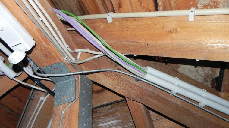 Abb. 3: Nicht eingehaltener Trennungsabstand von Leitungen zu Blitzableiter