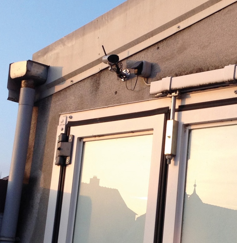 Abb. 5: Steckernetzteil einer Kamera in Schuko-Steckdose im ungeschützten...