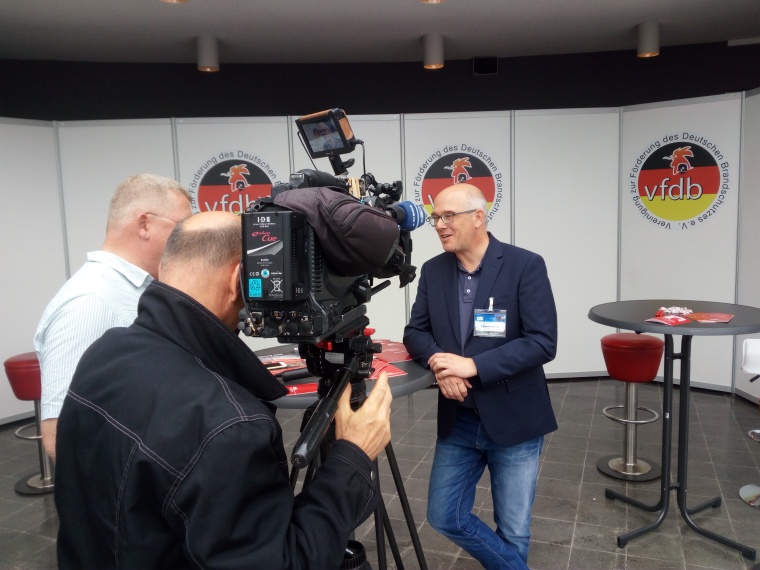 vfdb-Präsident Dirk Aschenbrenner im TV-Interview, Fotos: Wolfang Duveneck /...